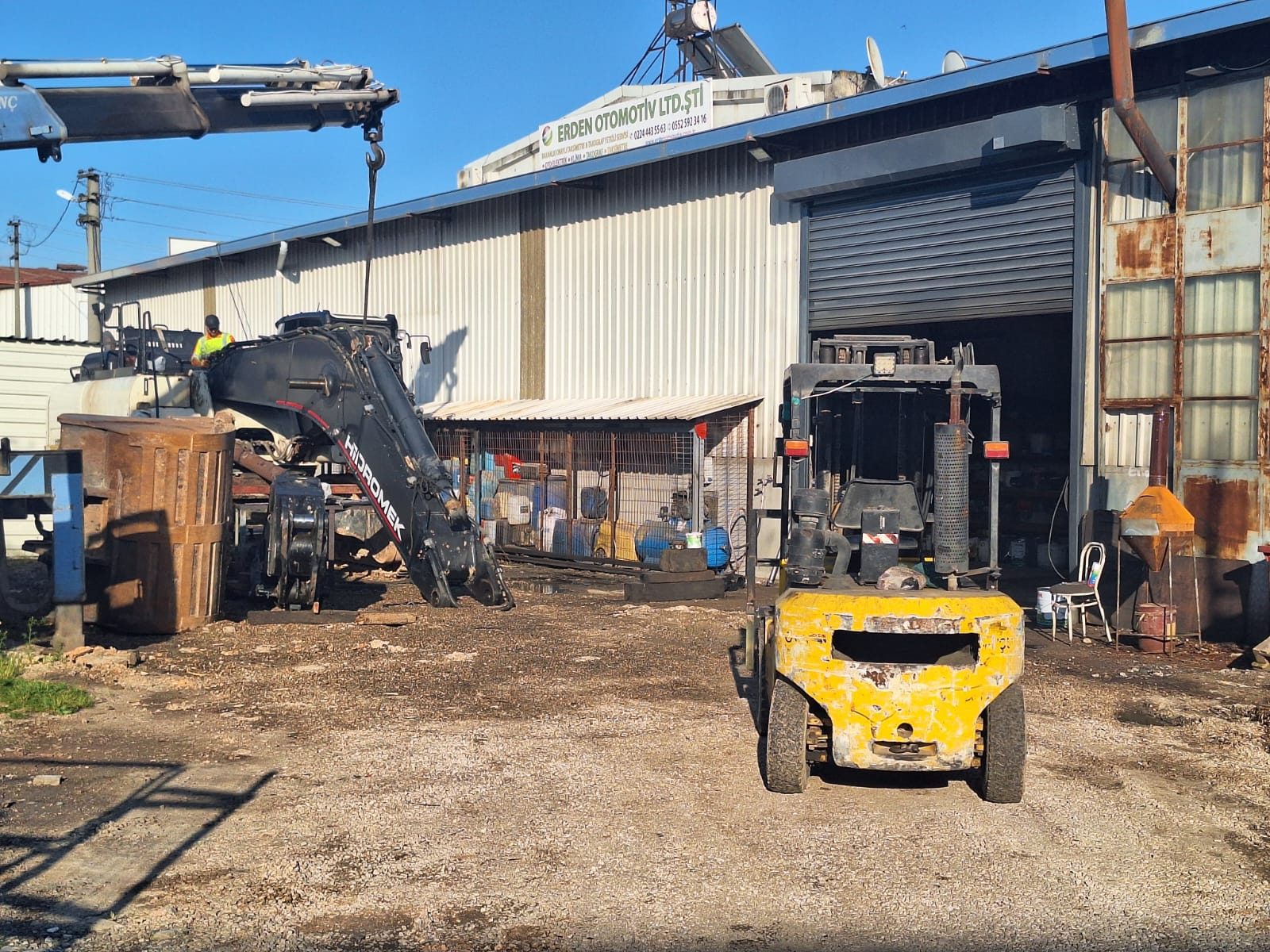 Atölye girişi forklift ve Hidromek ekskavatör tamir